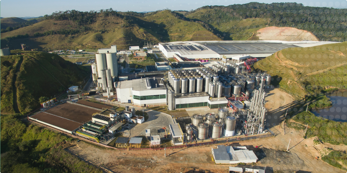 Imagem mostra uma fábrica de cerveja vista de cima.